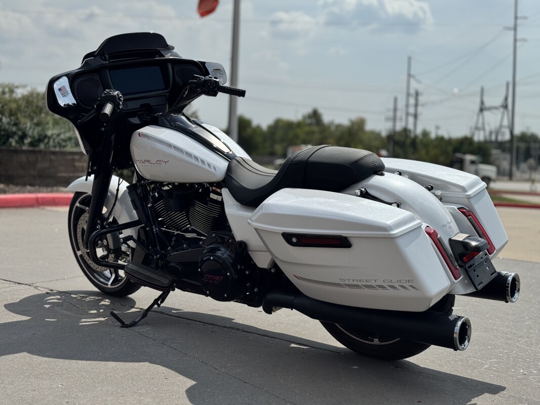 2025 Harley-Davidson Street Glide FLHX White Onyx Pearl W/ El Roy Pinstripes - Photo 4