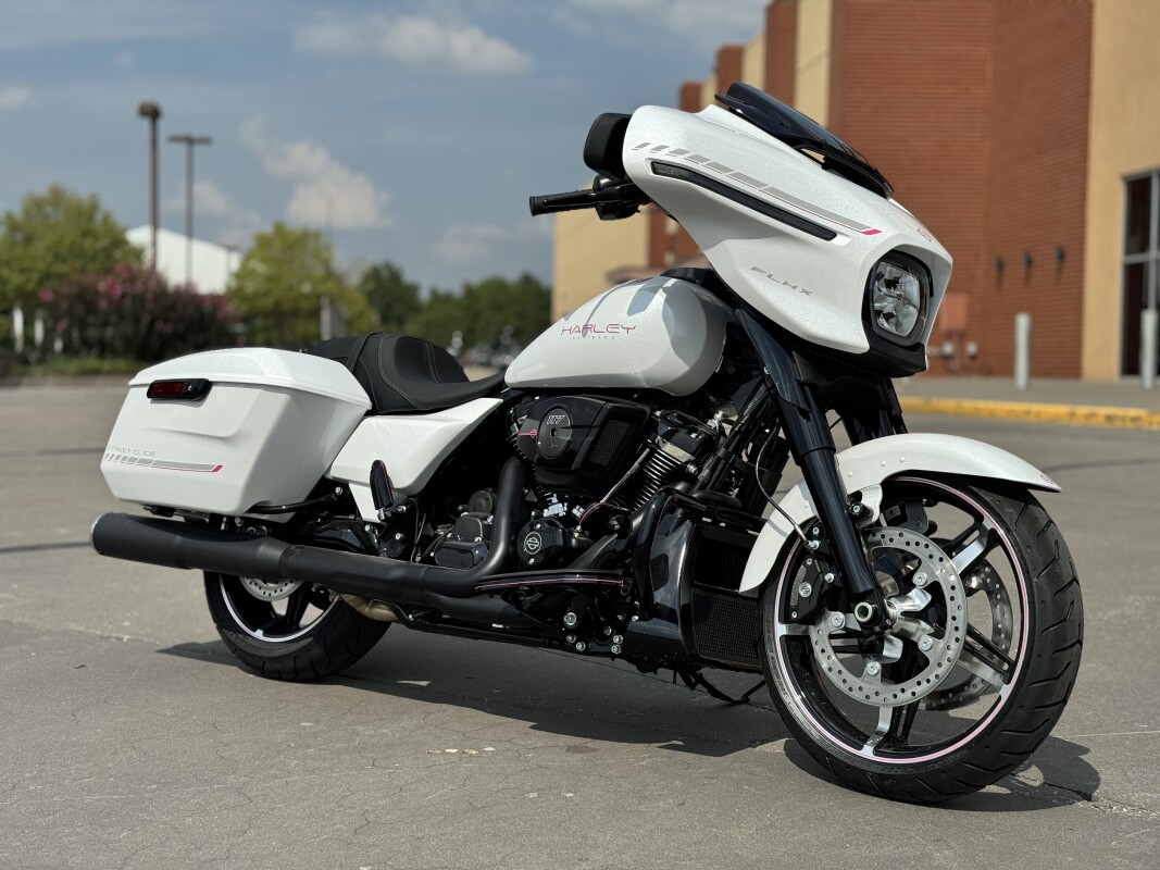 2025 Harley-Davidson Street Glide FLHX White Onyx Pearl W/ El Roy Pinstripes - Photo 2