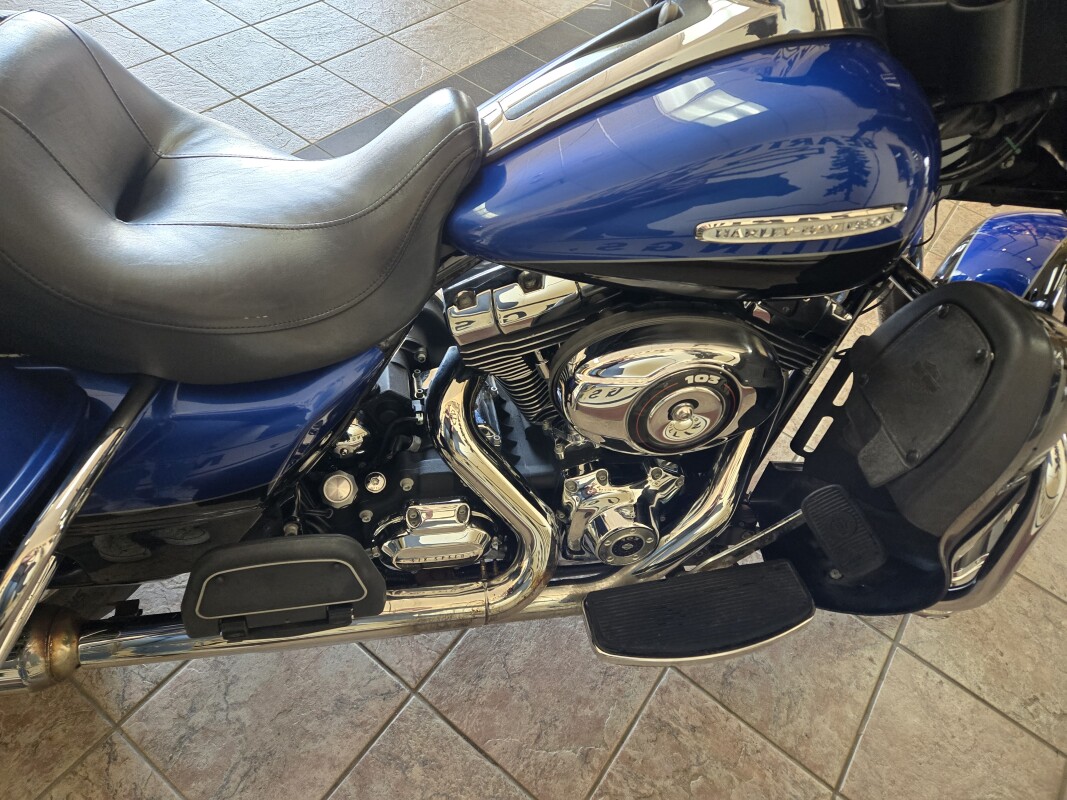 2010 Harley-Davidson Electra Glide Ultra Limited Two-Tone Flame Blue Pearl/Vivid Black - Photo 2
