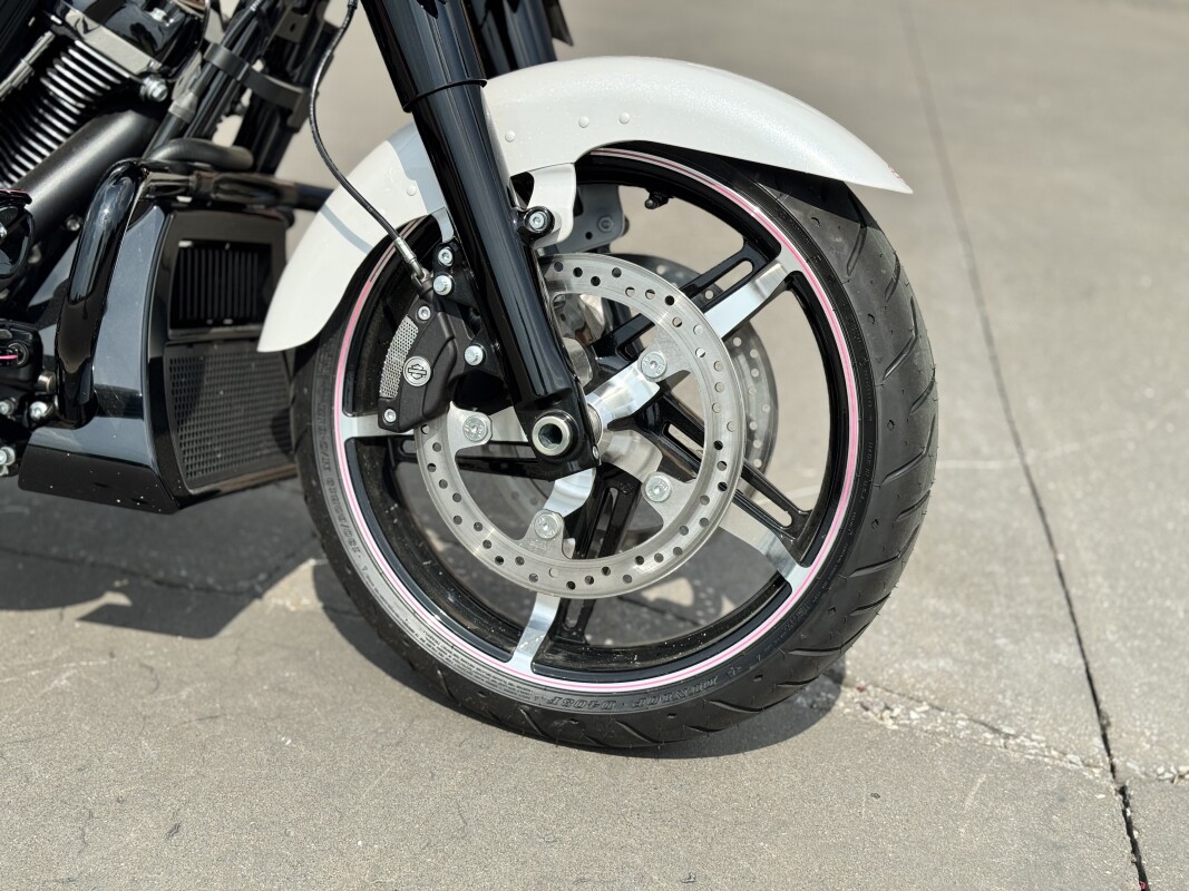 2025 Harley-Davidson Street Glide FLHX White Onyx Pearl W/ El Roy Pinstripes - Photo 8