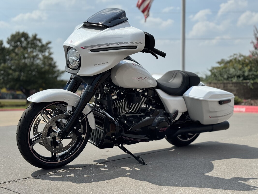 2025 Harley-Davidson Street Glide FLHX White Onyx Pearl W/ El Roy Pinstripes - Photo 5