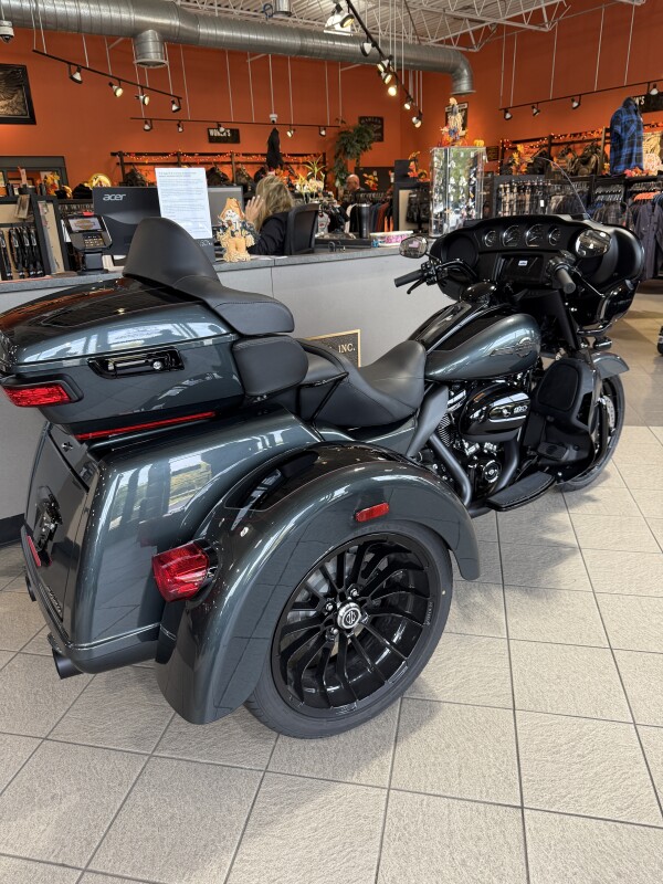 FLHTCUTG 2025 Tri Glide Ultra - Photo 4