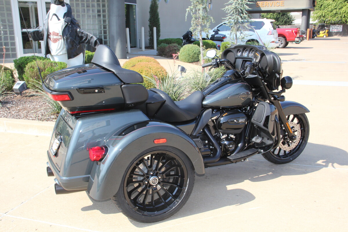 2025 Harley-Davidson Tri Glide Ultra Iron Horse Metallic / Vivid Black - Black Finish - Photo 5