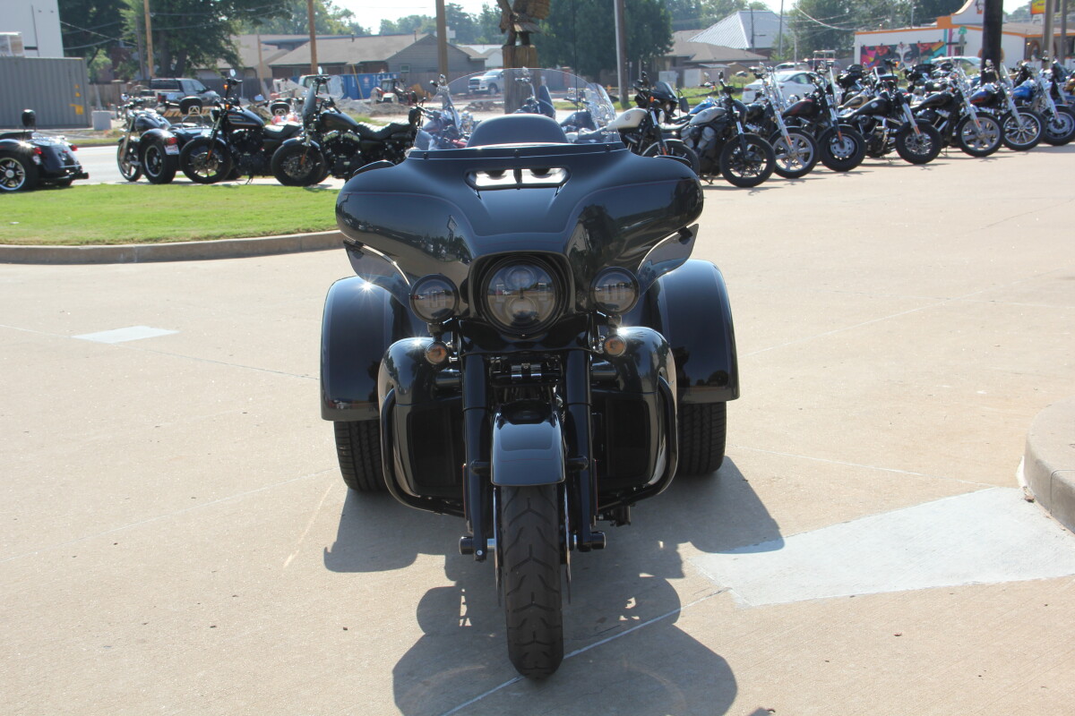 2025 Harley-Davidson Tri Glide Ultra Iron Horse Metallic / Vivid Black - Black Finish - Photo 8