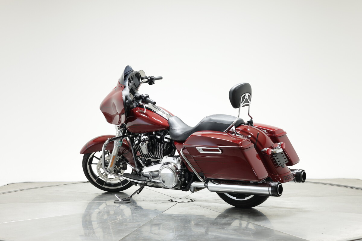 2020 HARLEY-DAVIDSON FLHX STREET GLIDE in Stiletto Red with 8181 miles - Photo 10