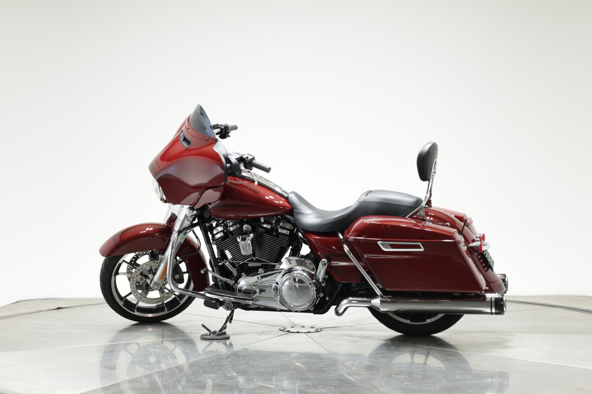 2020 HARLEY-DAVIDSON FLHX STREET GLIDE in Stiletto Red with 8181 miles - Photo 9