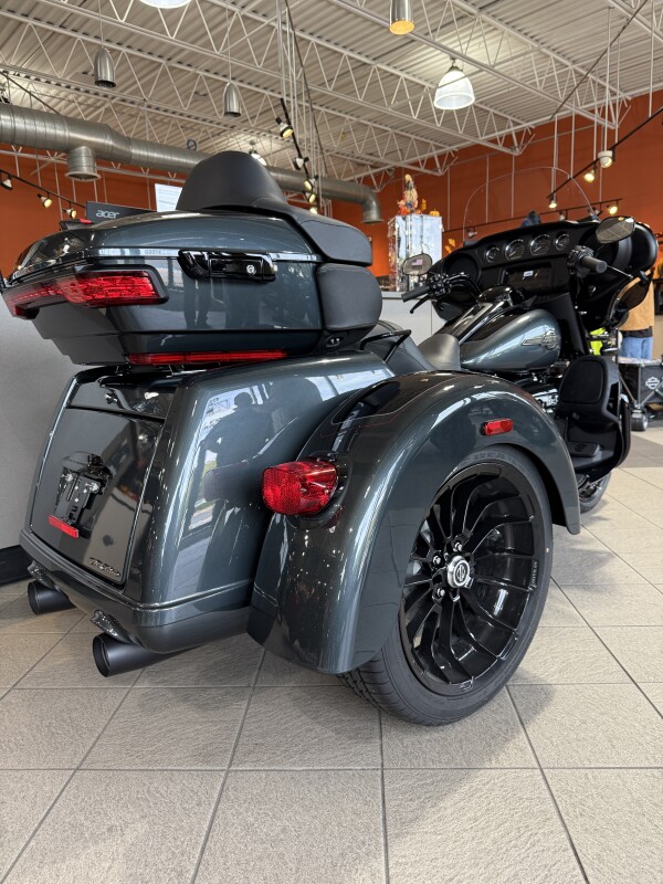 FLHTCUTG 2025 Tri Glide Ultra - Photo 5