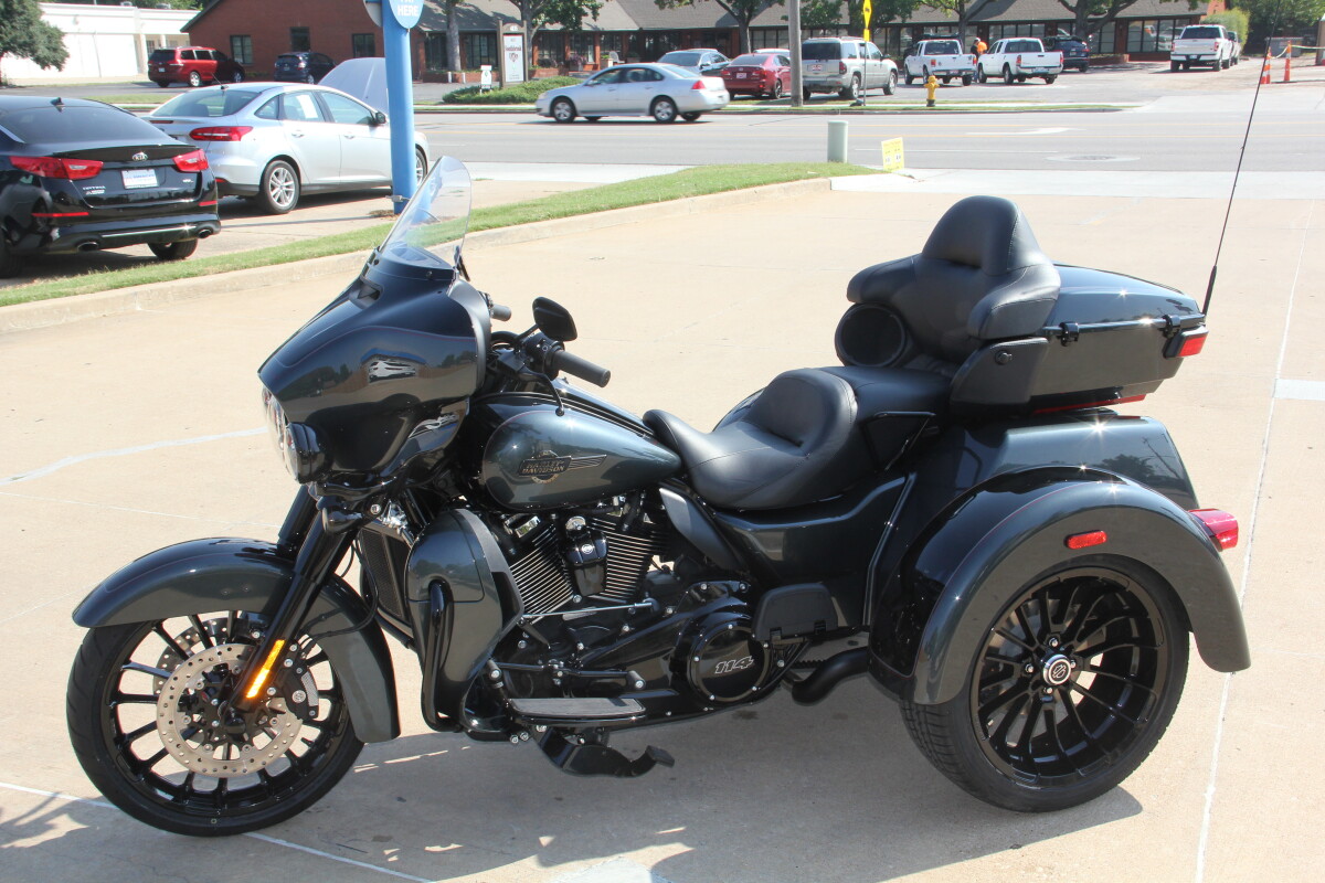 2025 Harley-Davidson Tri Glide Ultra Iron Horse Metallic / Vivid Black - Black Finish - Photo 6