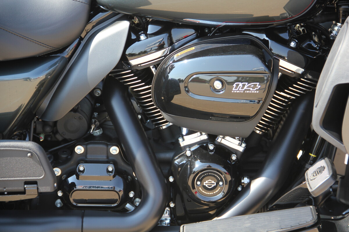2025 Harley-Davidson Tri Glide Ultra Iron Horse Metallic / Vivid Black - Black Finish - Photo 10