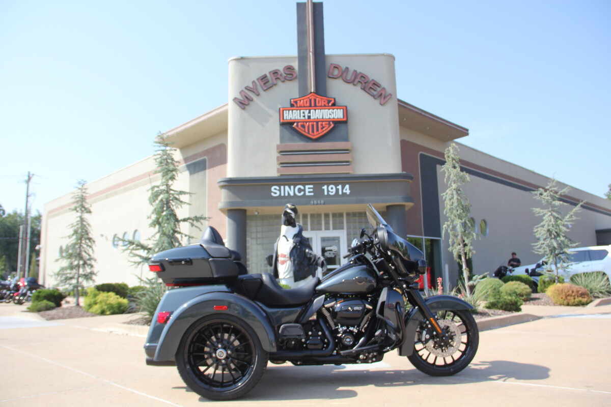 2025 Harley-Davidson Tri Glide Ultra Iron Horse Metallic / Vivid Black - Black Finish