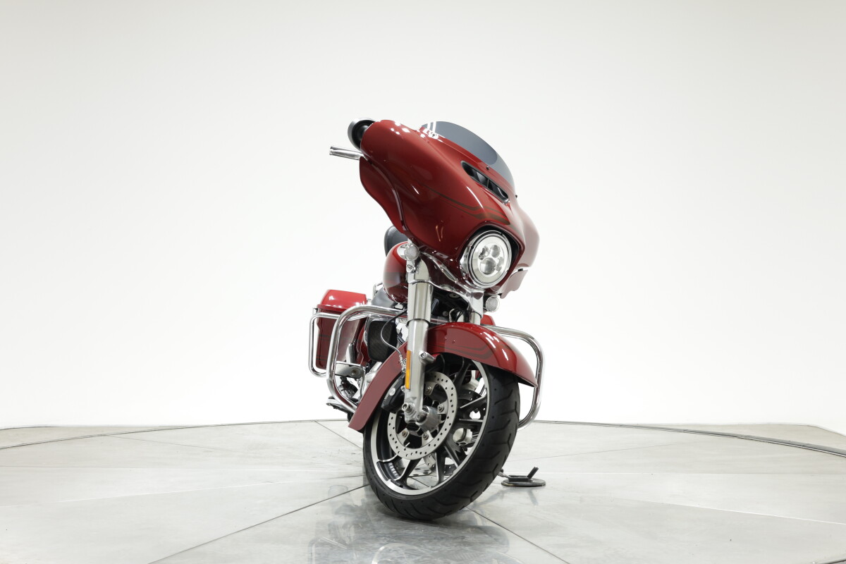 2020 HARLEY-DAVIDSON FLHX STREET GLIDE in Stiletto Red with 8181 miles - Photo 4