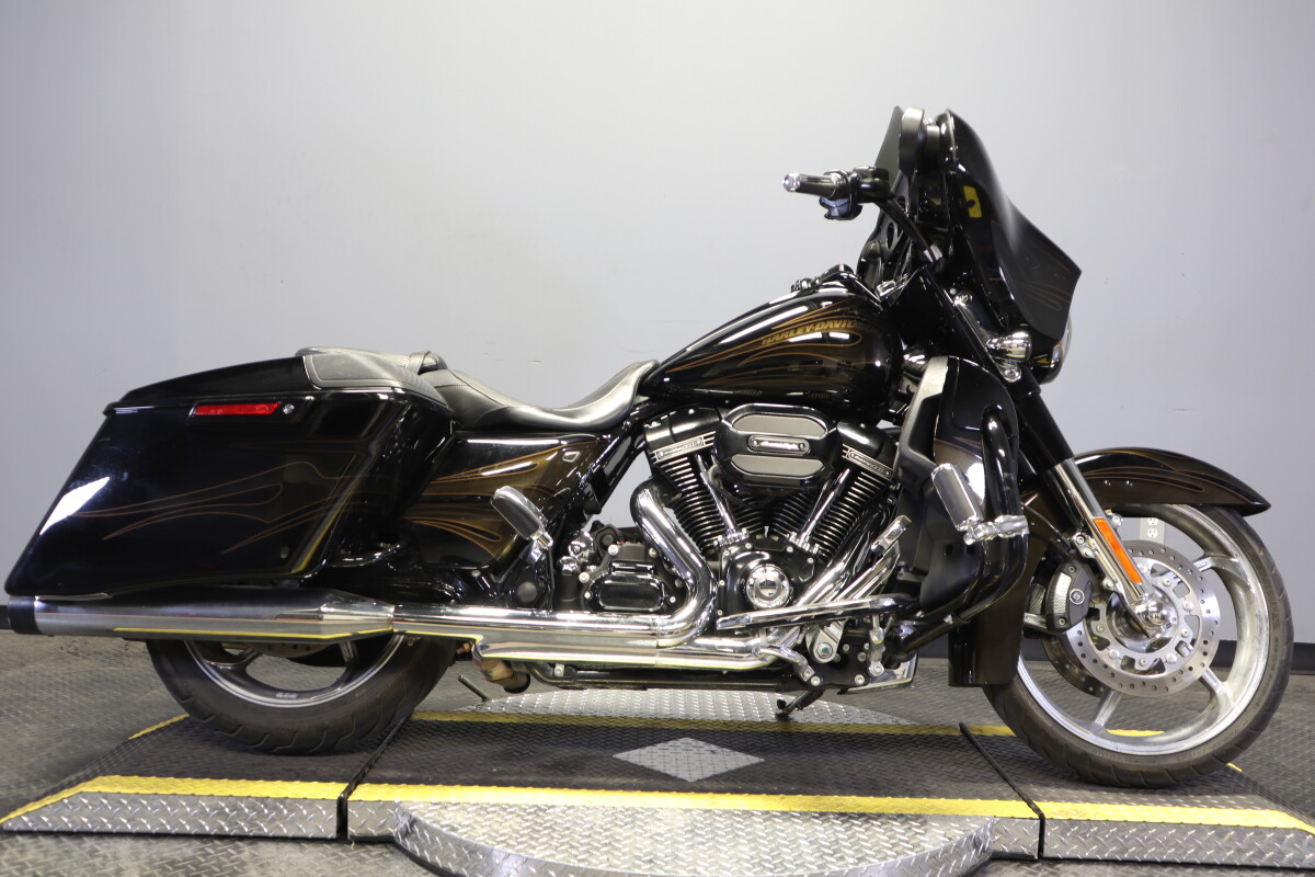 2015 Harley-Davidson® CVO™ Street Glide® FLHXSE | Summit Harley 