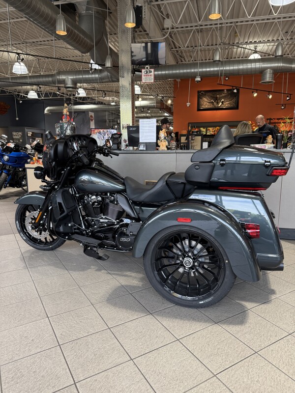 FLHTCUTG 2025 Tri Glide Ultra - Photo 8