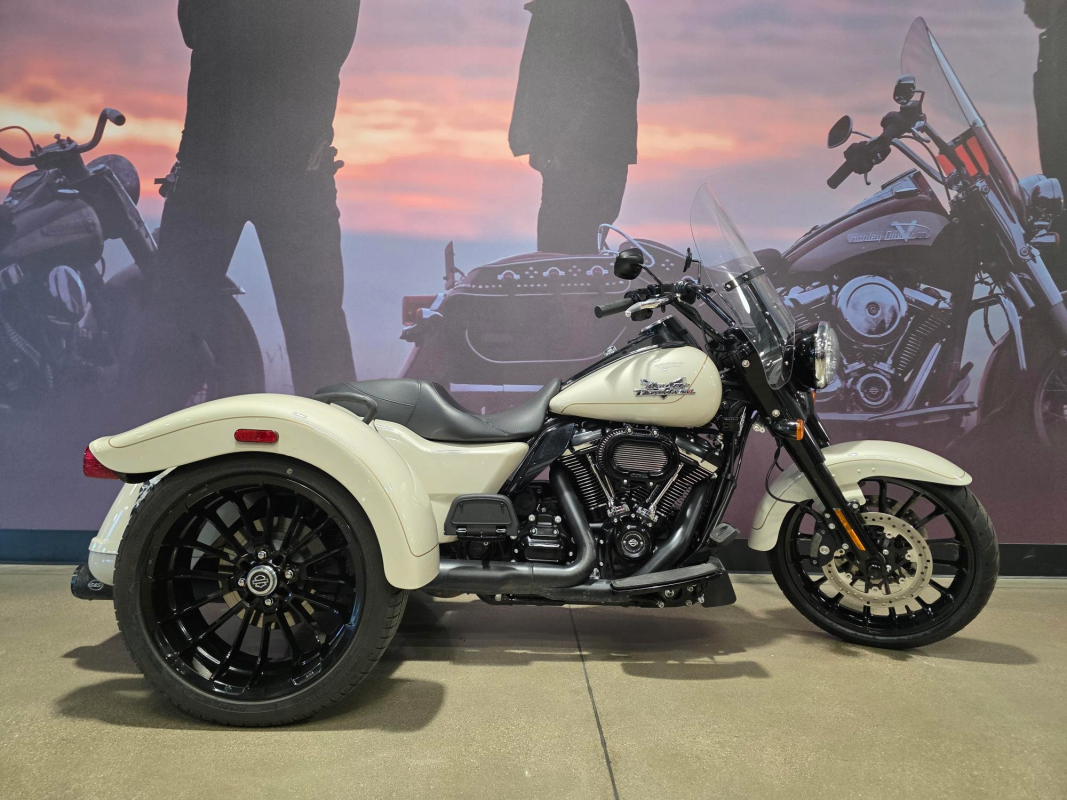 2023 Harley-Davidson® Freewheeler® White Sand Pearl | Zion Harley