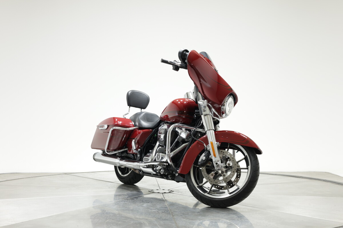 2020 HARLEY-DAVIDSON FLHX STREET GLIDE in Stiletto Red with 8181 miles - Photo 3