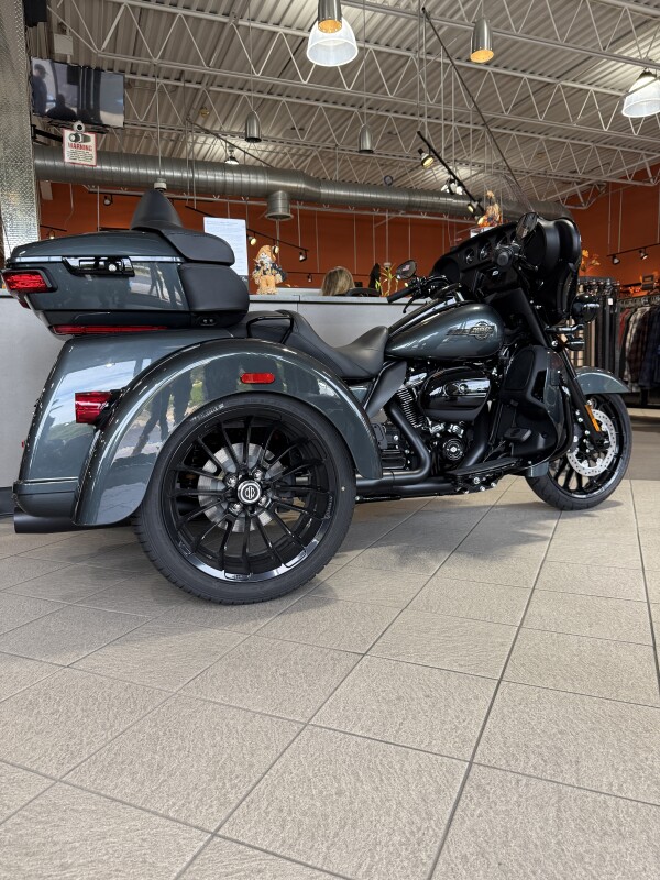 FLHTCUTG 2025 Tri Glide Ultra - Photo 6