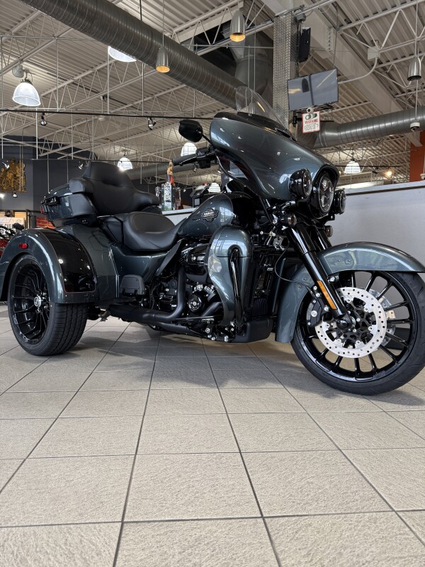 FLHTCUTG 2025 Tri Glide Ultra - Photo 2