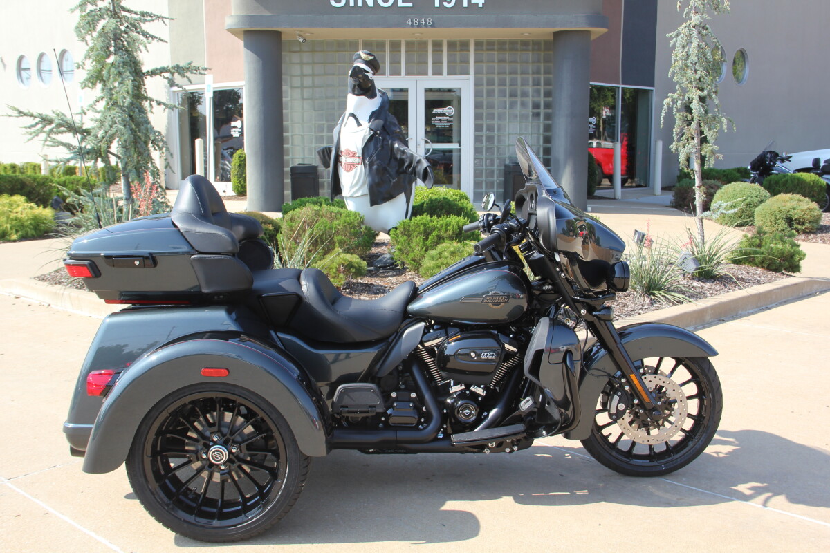 2025 Harley-Davidson Tri Glide Ultra Iron Horse Metallic / Vivid Black - Black Finish - Photo 2