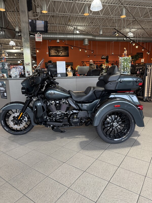 FLHTCUTG 2025 Tri Glide Ultra - Photo 9