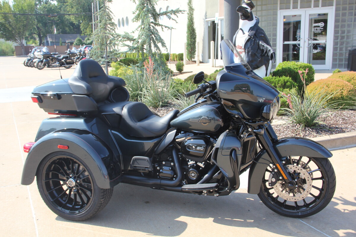 2025 Harley-Davidson Tri Glide Ultra Iron Horse Metallic / Vivid Black - Black Finish - Photo 4
