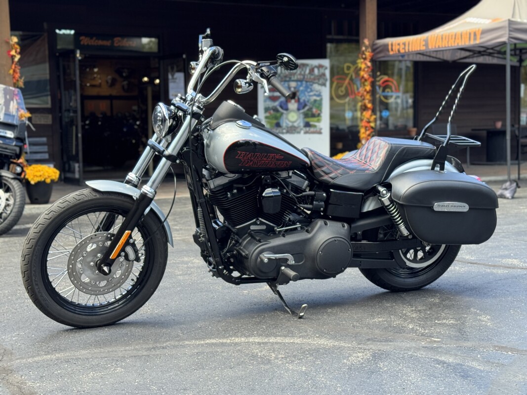 2017 Harley-Davidson Street Bob Silver Pearl/Vivid Black - Photo 2