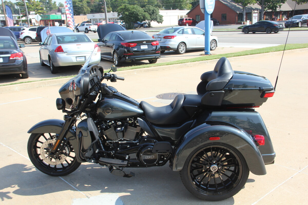 2025 Harley-Davidson Tri Glide Ultra Iron Horse Metallic / Vivid Black - Black Finish - Photo 3