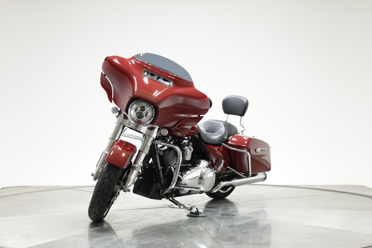 2020 HARLEY-DAVIDSON FLHX STREET GLIDE in Stiletto Red with 8181 miles - Photo 6