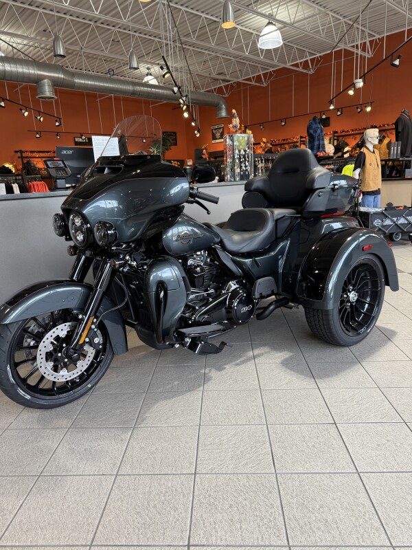FLHTCUTG 2025 Tri Glide Ultra - Photo 10