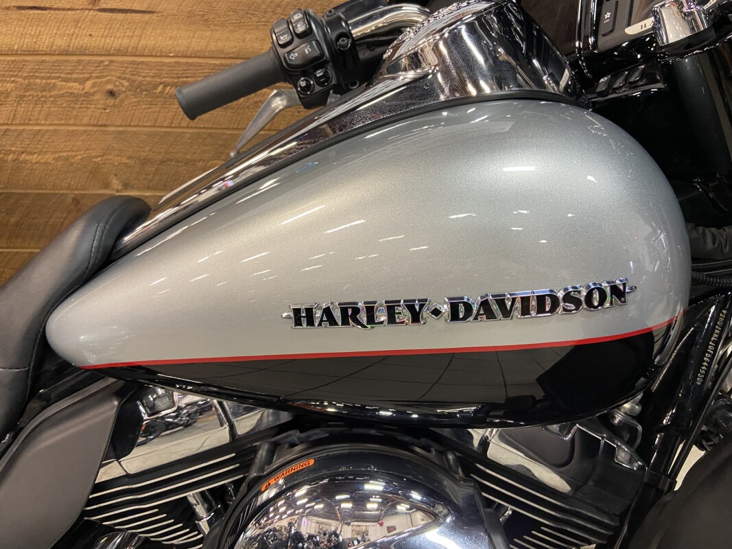 2015 Harley-Davidson Ultra Limited Low Two-Tone Brilliant Silver Pearl/Vivid Black FLHTKL - Photo 2