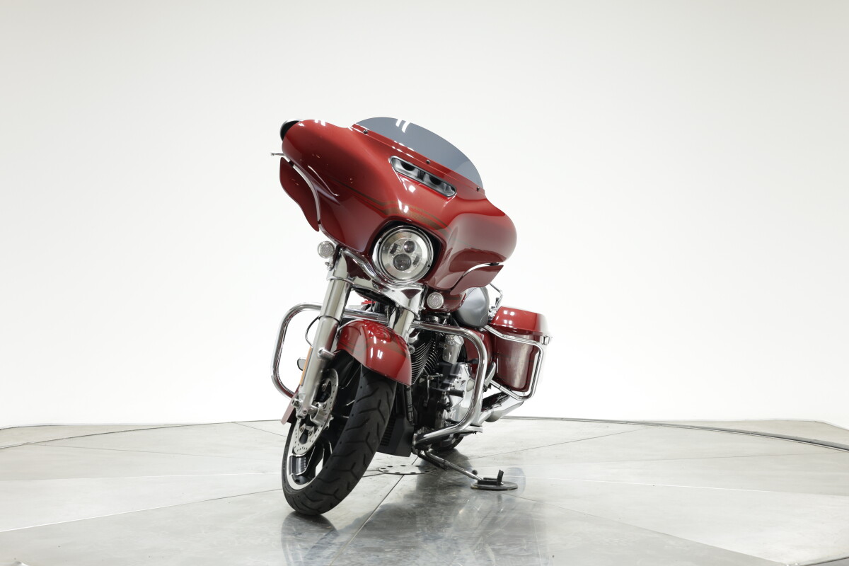 2020 HARLEY-DAVIDSON FLHX STREET GLIDE in Stiletto Red with 8181 miles - Photo 5
