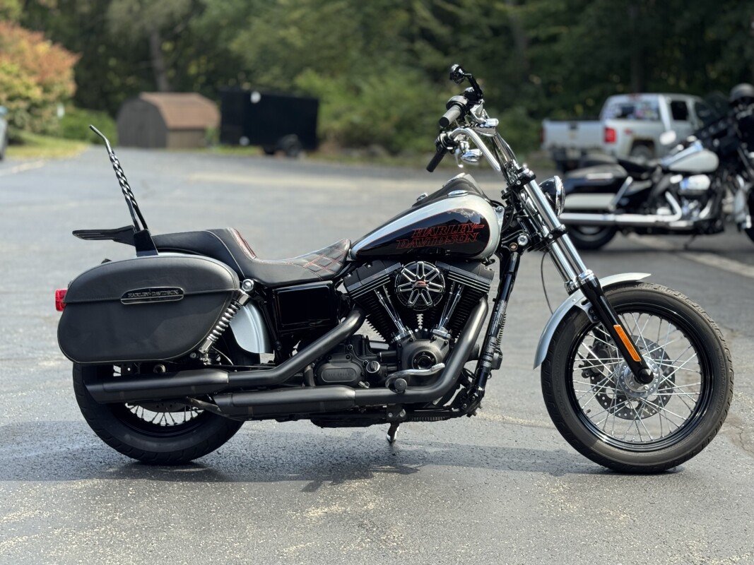 2017 Harley-Davidson Street Bob Silver Pearl/Vivid Black