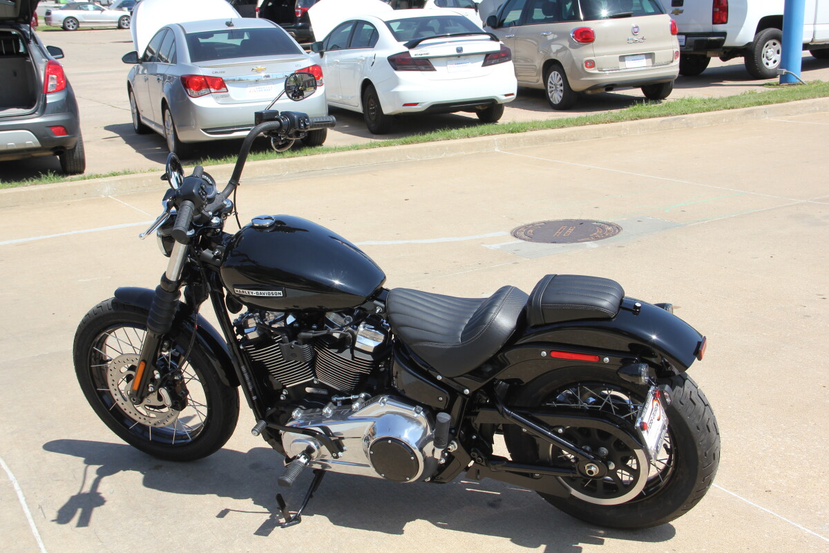2025 Harley-Davidson Street Bob Vivid Black w/Laced Wheels - Photo 7