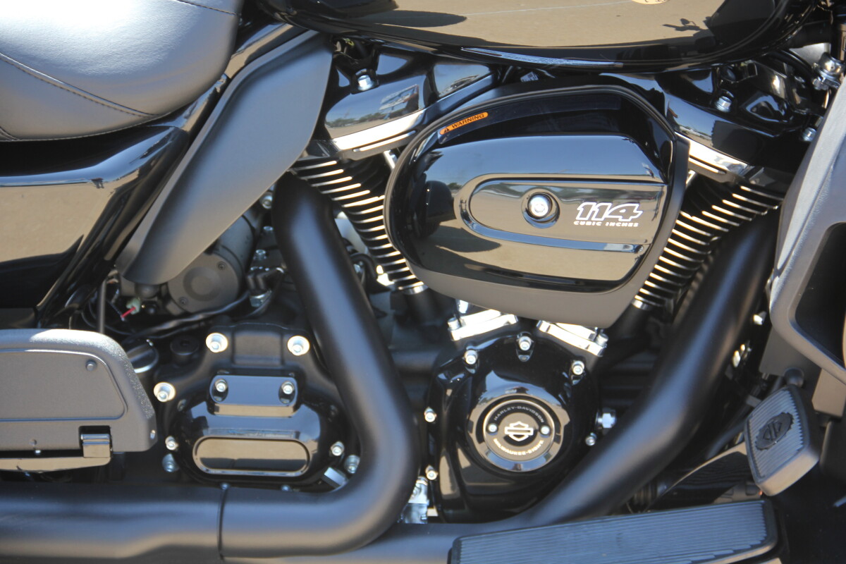 2025 Harley-Davidson Tri Glide Ultra Vivid Black - Black Finish - Photo 10