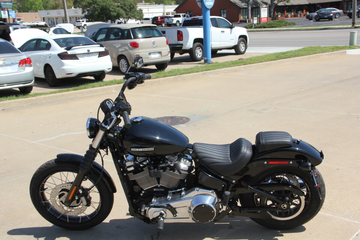 2025 Harley-Davidson Street Bob Vivid Black w/Laced Wheels - Photo 3