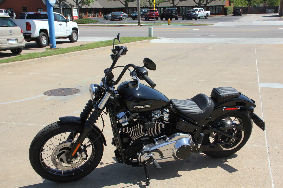 2025 Harley-Davidson Street Bob Vivid Black w/Laced Wheels - Photo 6