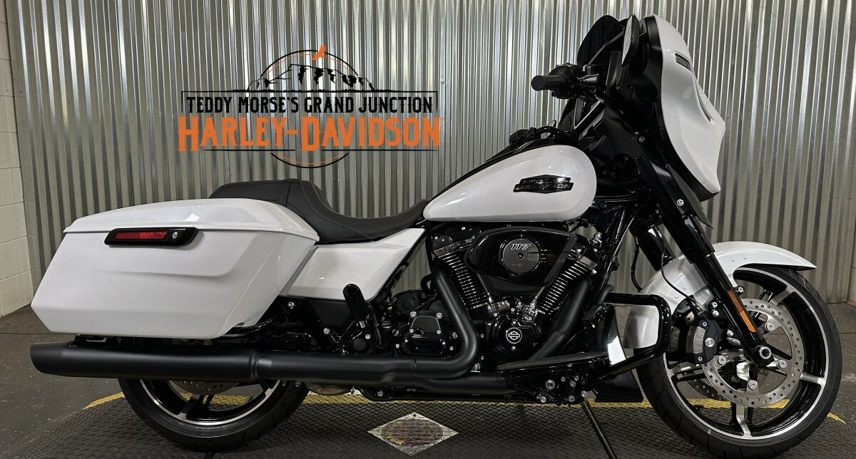 2025 Harley-Davidson Street Glide White Onyx Pearl - Black Finish