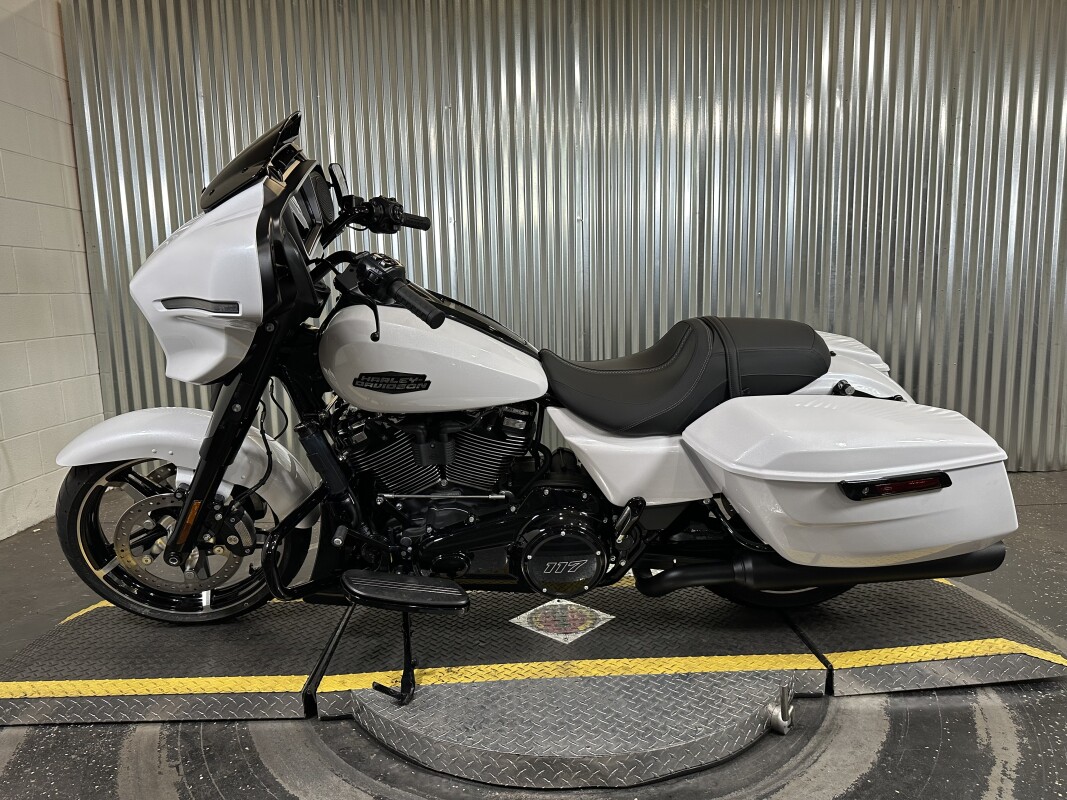 2025 Harley-Davidson Street Glide White Onyx Pearl - Black Finish - Photo 5