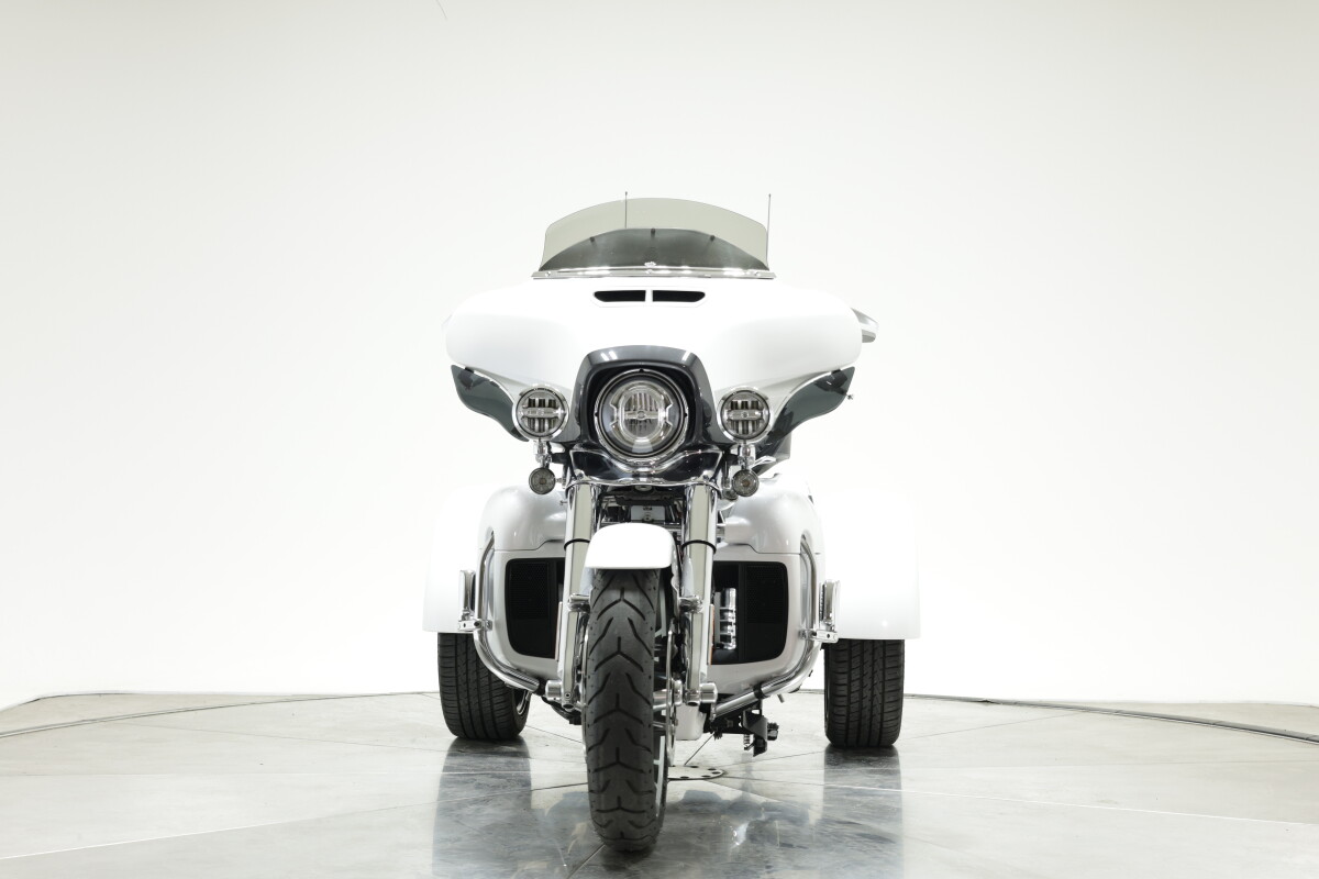 2020 Harley-Davidson FLHTCUTGSE CVO Tri Glide in Blizzard White Pearl, with 11,137 miles - Photo 7