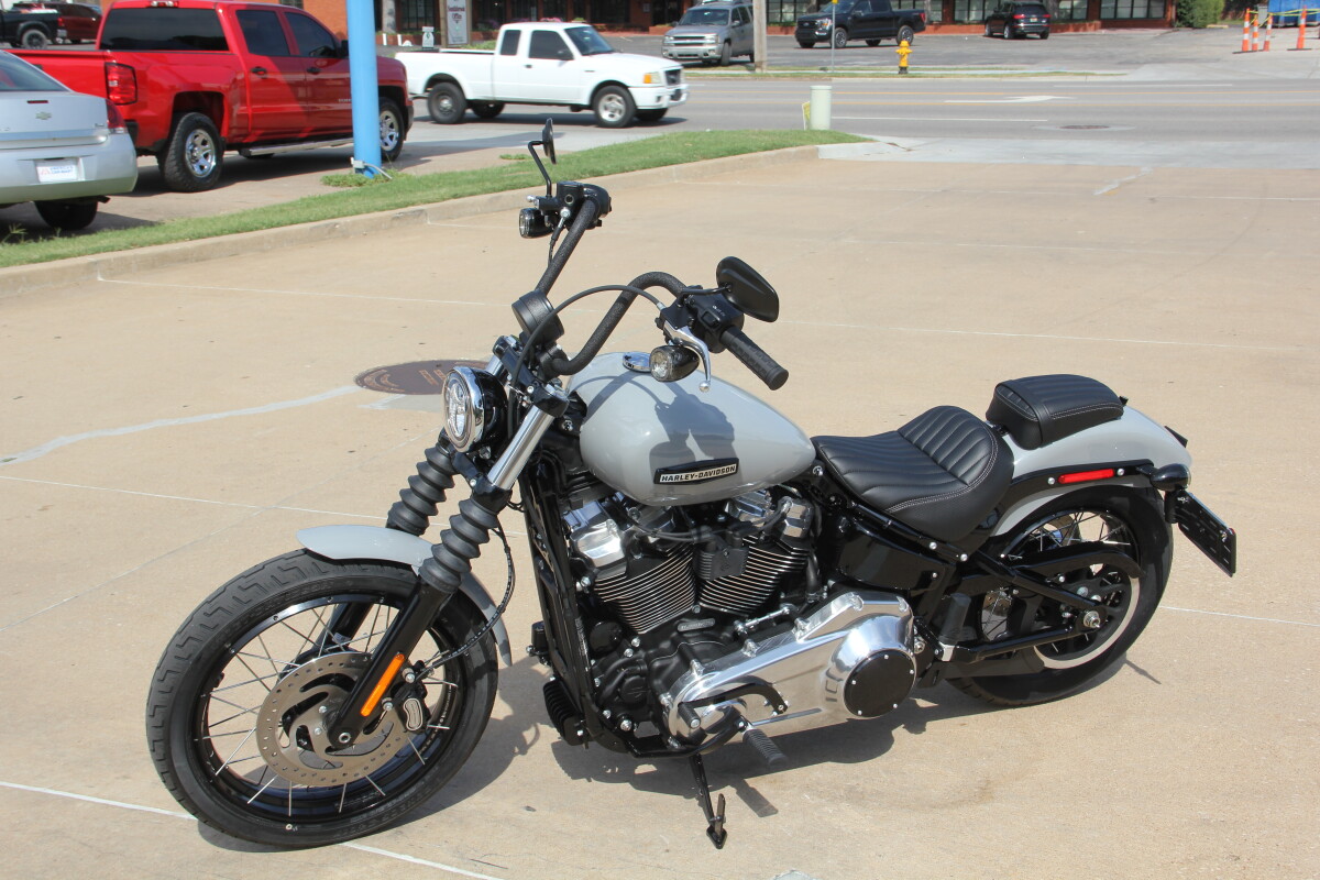 2025 Harley-Davidson Street Bob Billiard Grey w/Laced Wheels - Photo 6