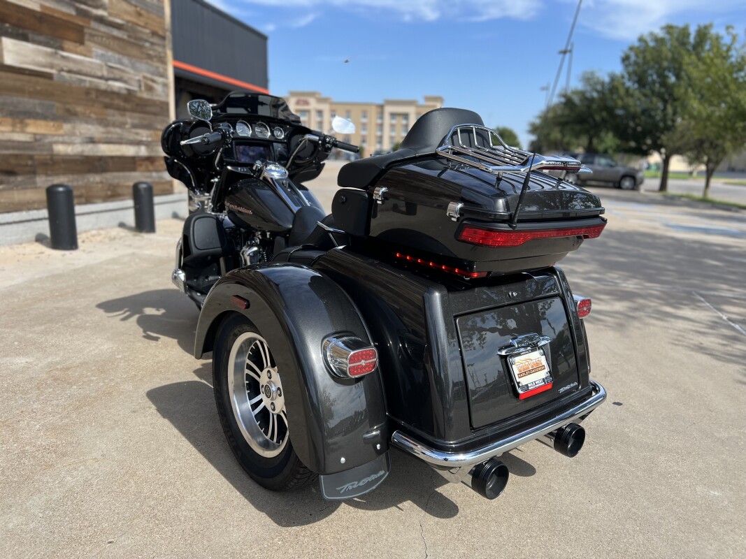 2019 Harley-Davidson Tri Glide Ultra Silver Flux/Black Fuse - Photo 6
