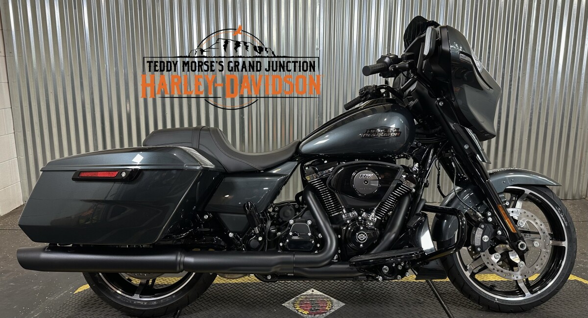 2025 Harley-Davidson Street Glide Iron Horse Metallic - Black Finish