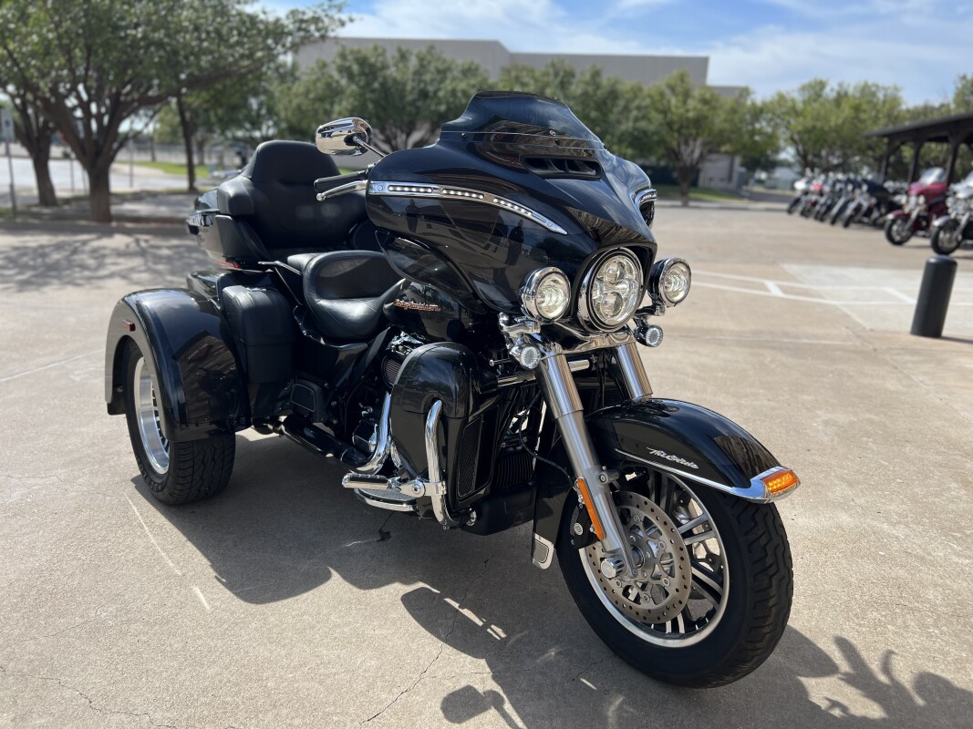 2019 Harley-Davidson Tri Glide Ultra Silver Flux/Black Fuse - Photo 2