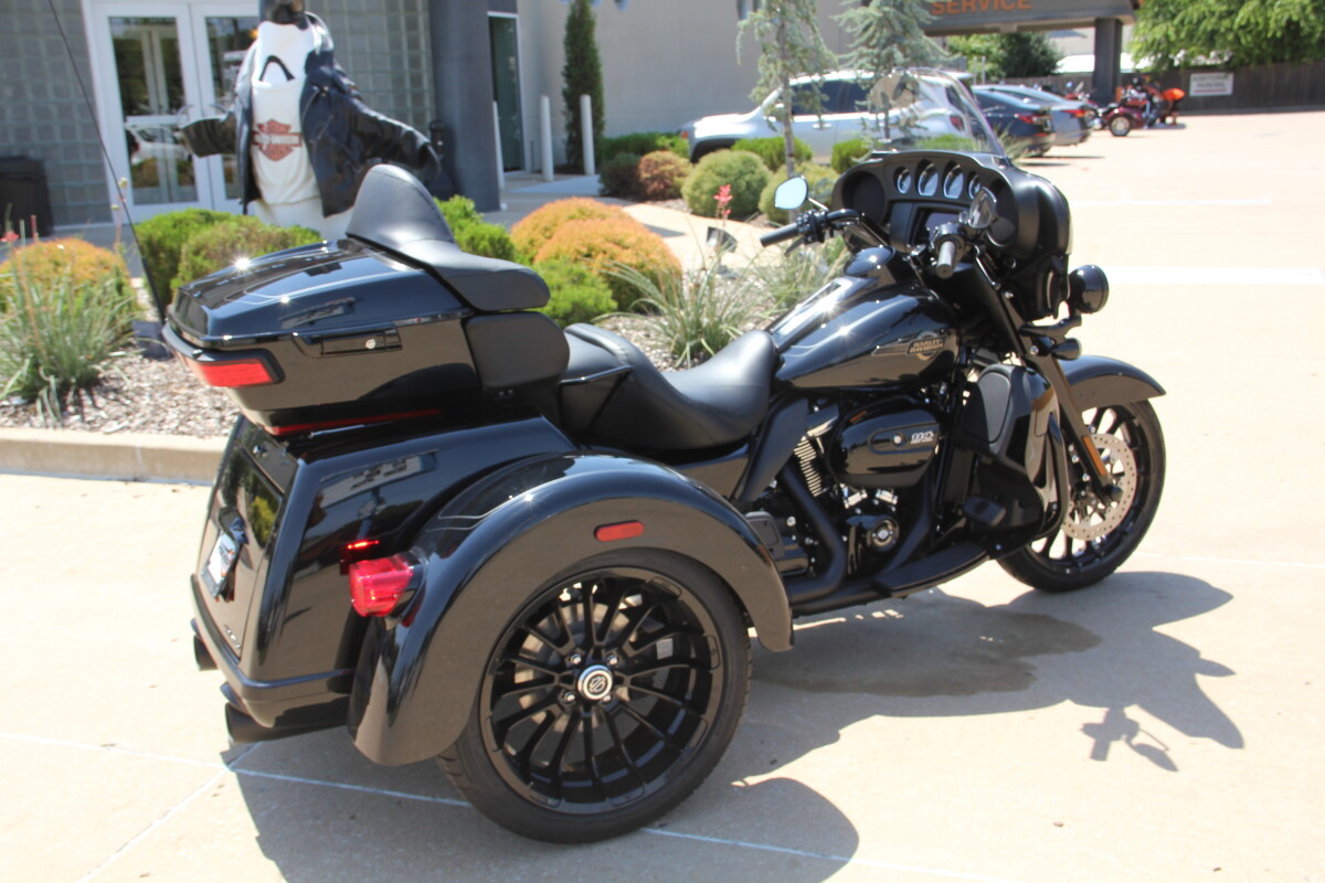 2025 Harley-Davidson Tri Glide Ultra Vivid Black - Black Finish - Photo 5