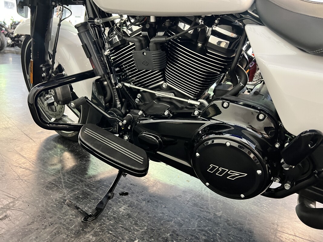 2024 Harley-Davidson Street Glide White Onyx Pearl FLHX - Photo 8