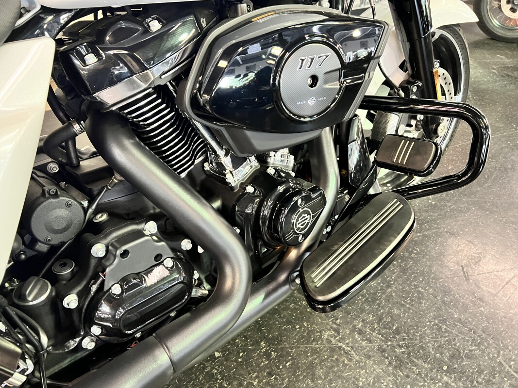 2024 Harley-Davidson Street Glide White Onyx Pearl FLHX - Photo 10