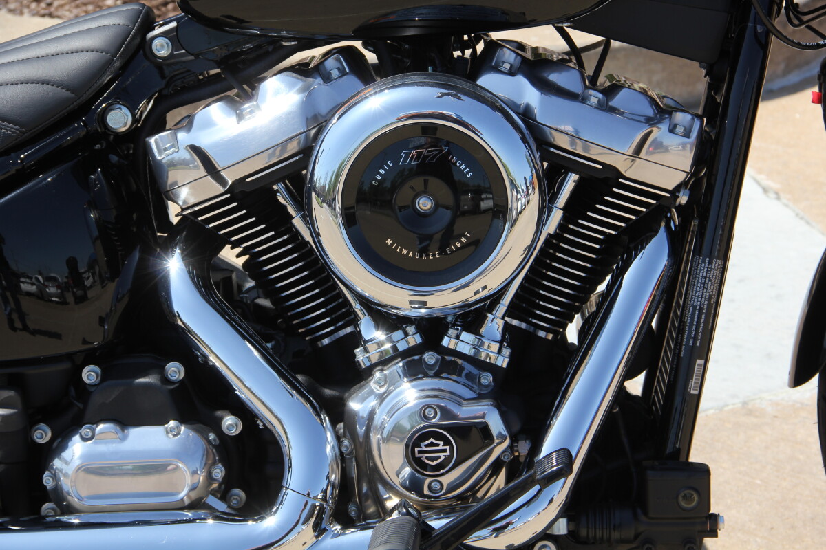 2025 Harley-Davidson Street Bob Vivid Black w/Laced Wheels - Photo 10