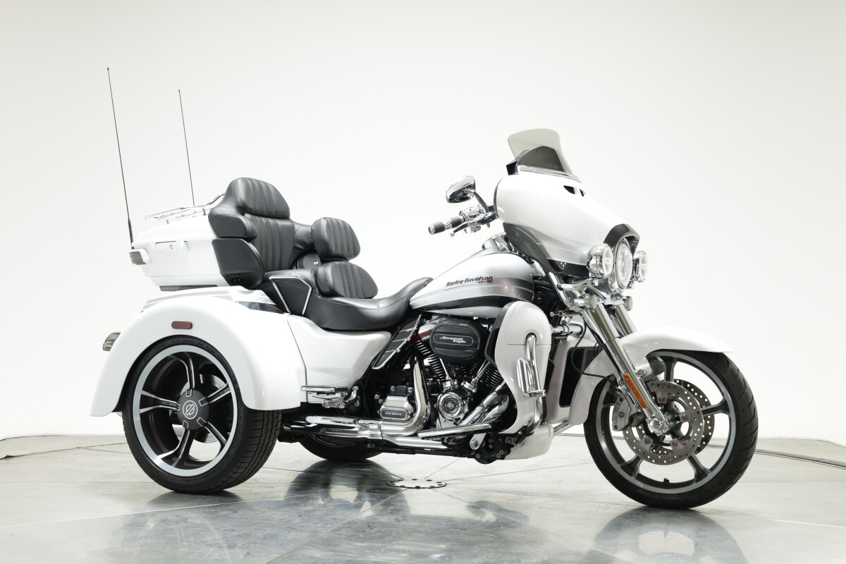2020 Harley-Davidson FLHTCUTGSE CVO Tri Glide in Blizzard White Pearl, with 11,137 miles - Photo 4