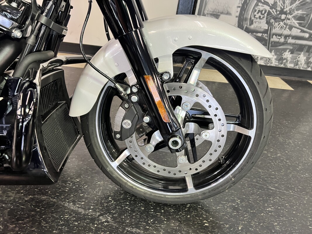 2024 Harley-Davidson Street Glide White Onyx Pearl FLHX - Photo 3