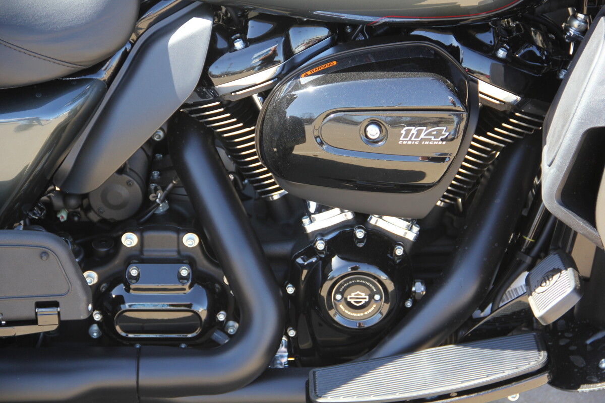 2025 Harley-Davidson Tri Glide Ultra Iron Horse Metallic / Vivid Black - Black Finish - Photo 10