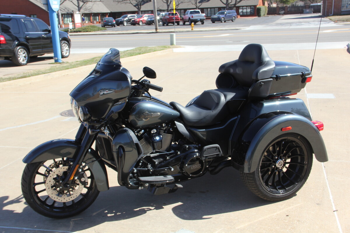 2025 Harley-Davidson Tri Glide Ultra Iron Horse Metallic / Vivid Black - Black Finish - Photo 6